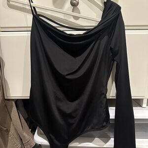 Le Lis Black One-Shoulder Bodysuit